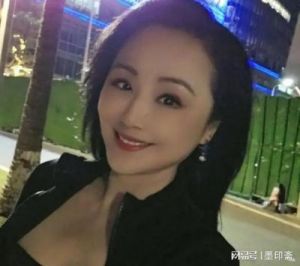 曹颖复出引热议:从辉煌主持到抗癌归来,真实与争议共存